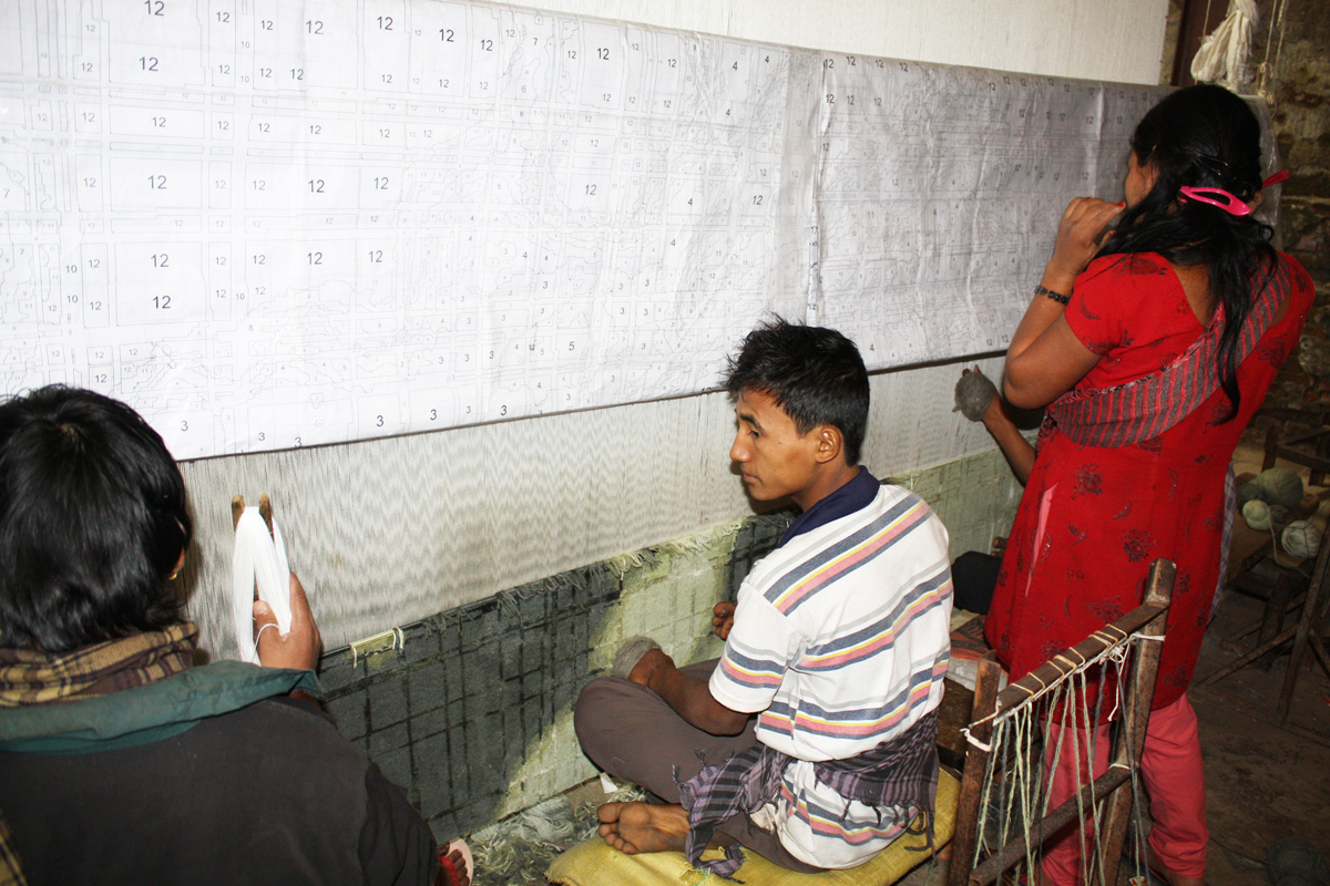 Rug Manufacturing - Weaving Textured Daisy Wool and Silk rug by hand in Nepal